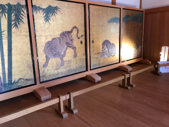Palace Tiger Screen Room